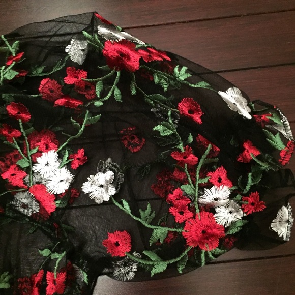 “Local celebrity” crop top - Picture 3 of 5